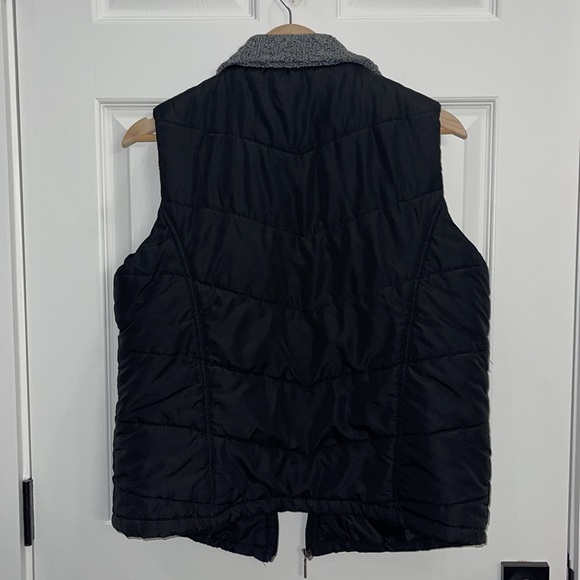 🩶 3/$15 🩶 Black Puffer Vest - Picture 6 of 6
